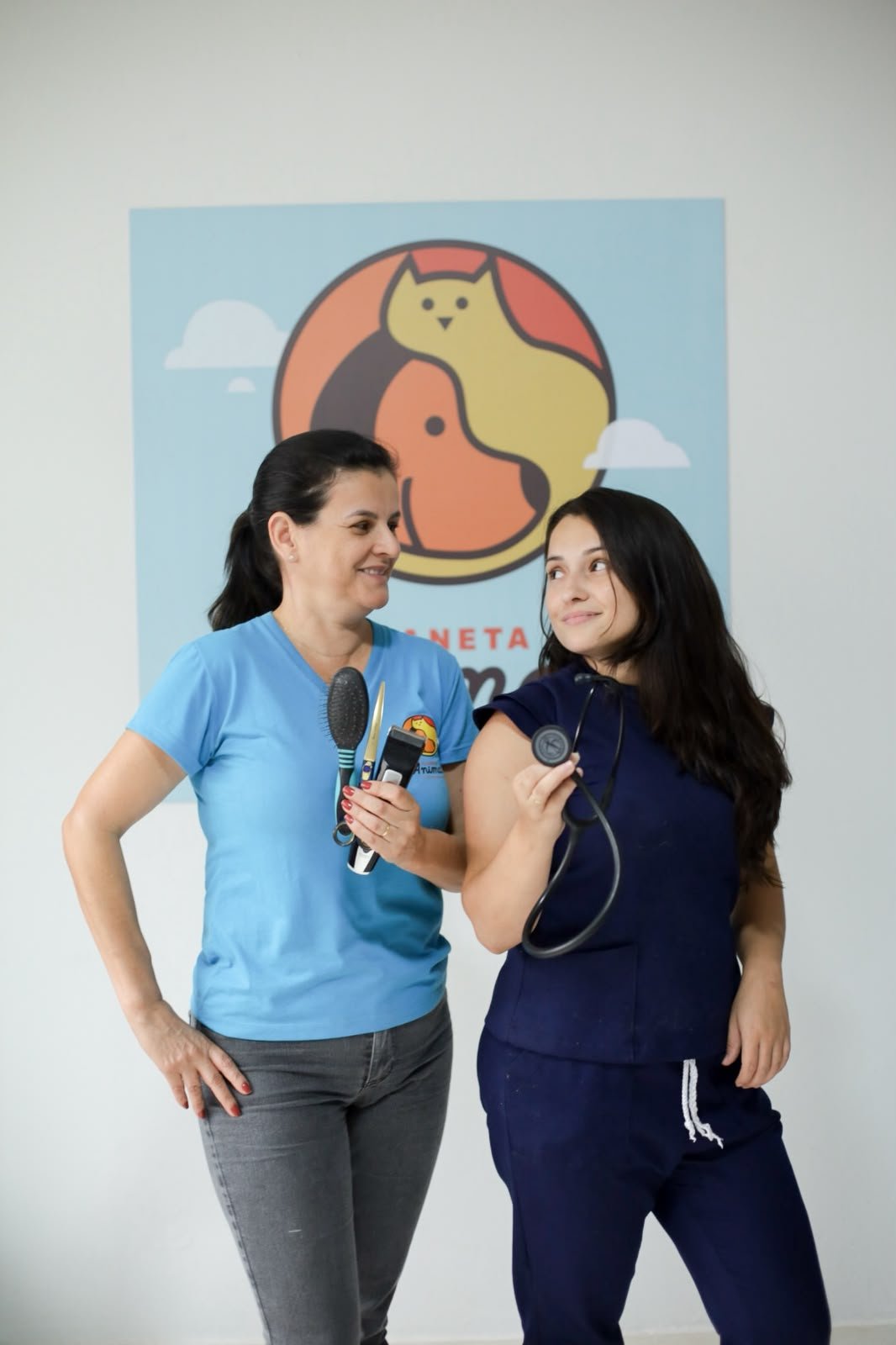 Duas profissionais da equipe Planeta Animal